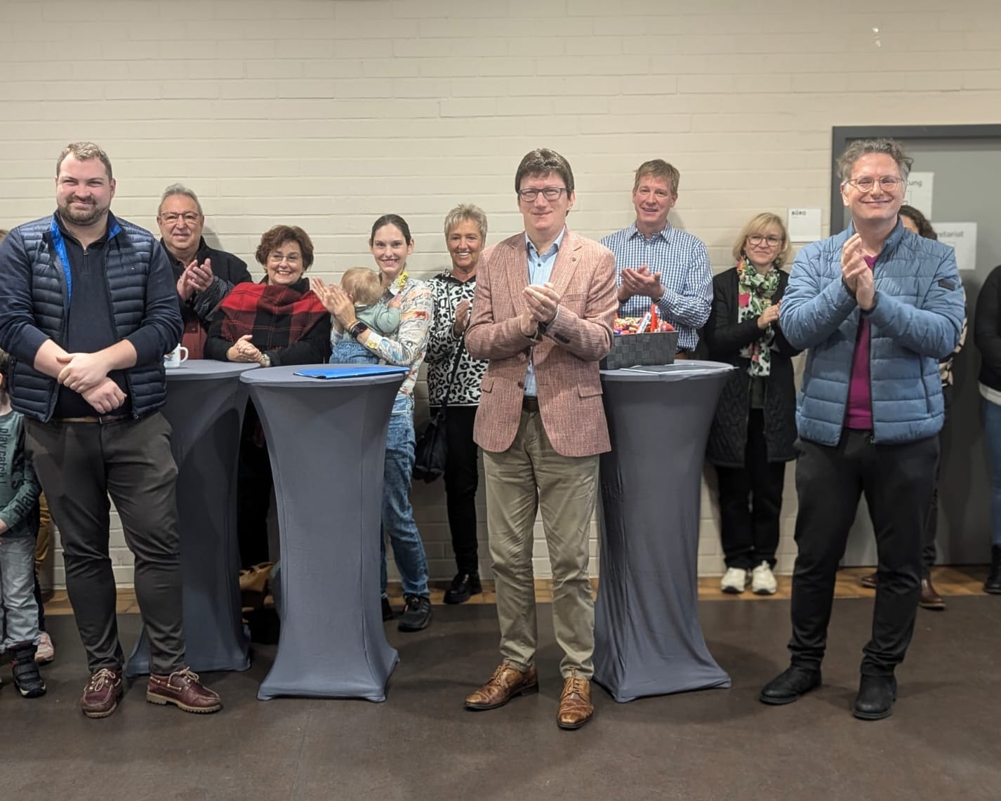 Vorleser%20und%20Schulleitung%20applaudieren